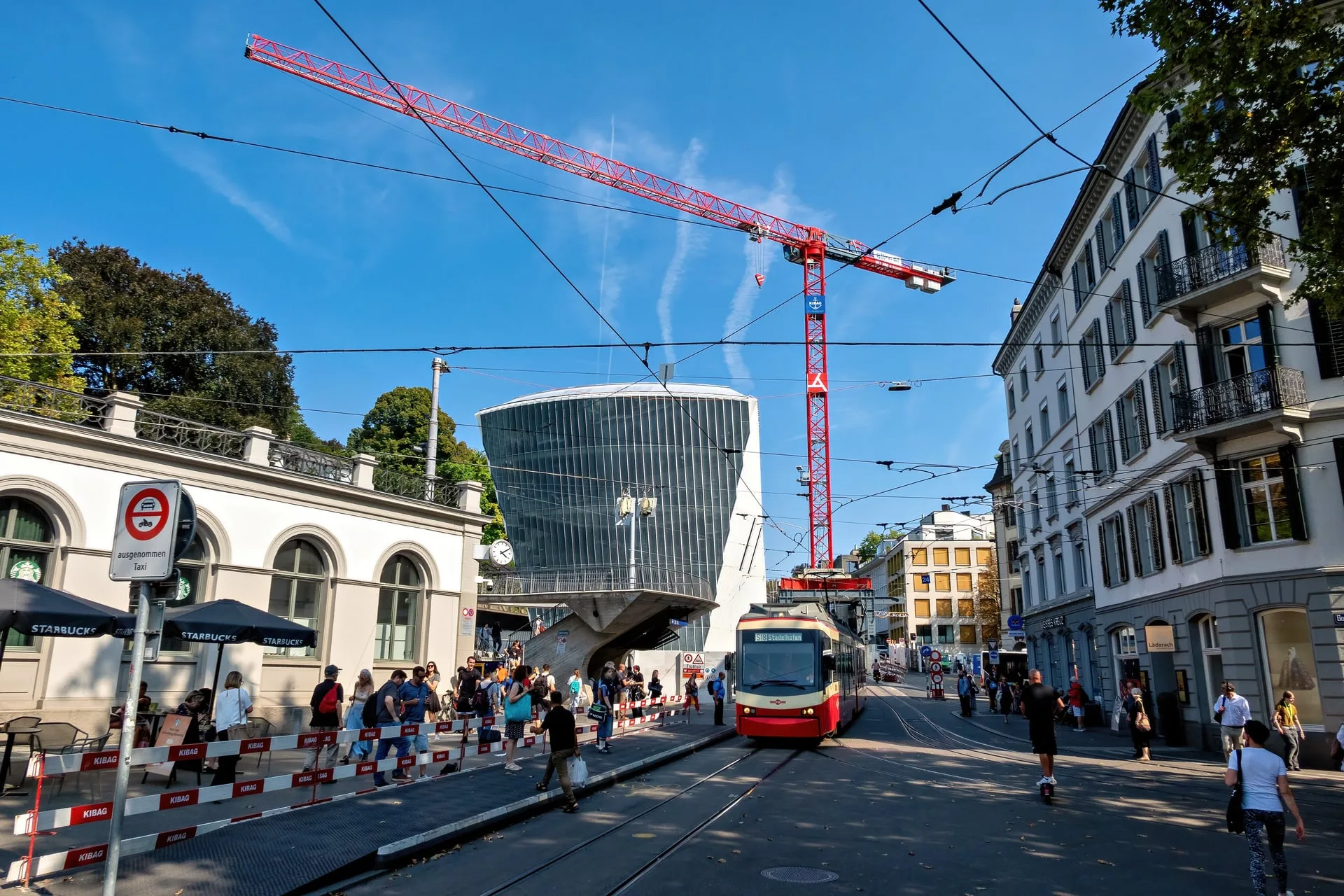 Construire dans un espace particulièrement limité: malgré des conditions extrêmement difficiles, le chantier est (presque) terminé. Le gros œuvre de l’édifice Haus zum Falken est achevé, la grue à tour Kaufmann reste encore quelque temps sur place pour le transport des matériaux.