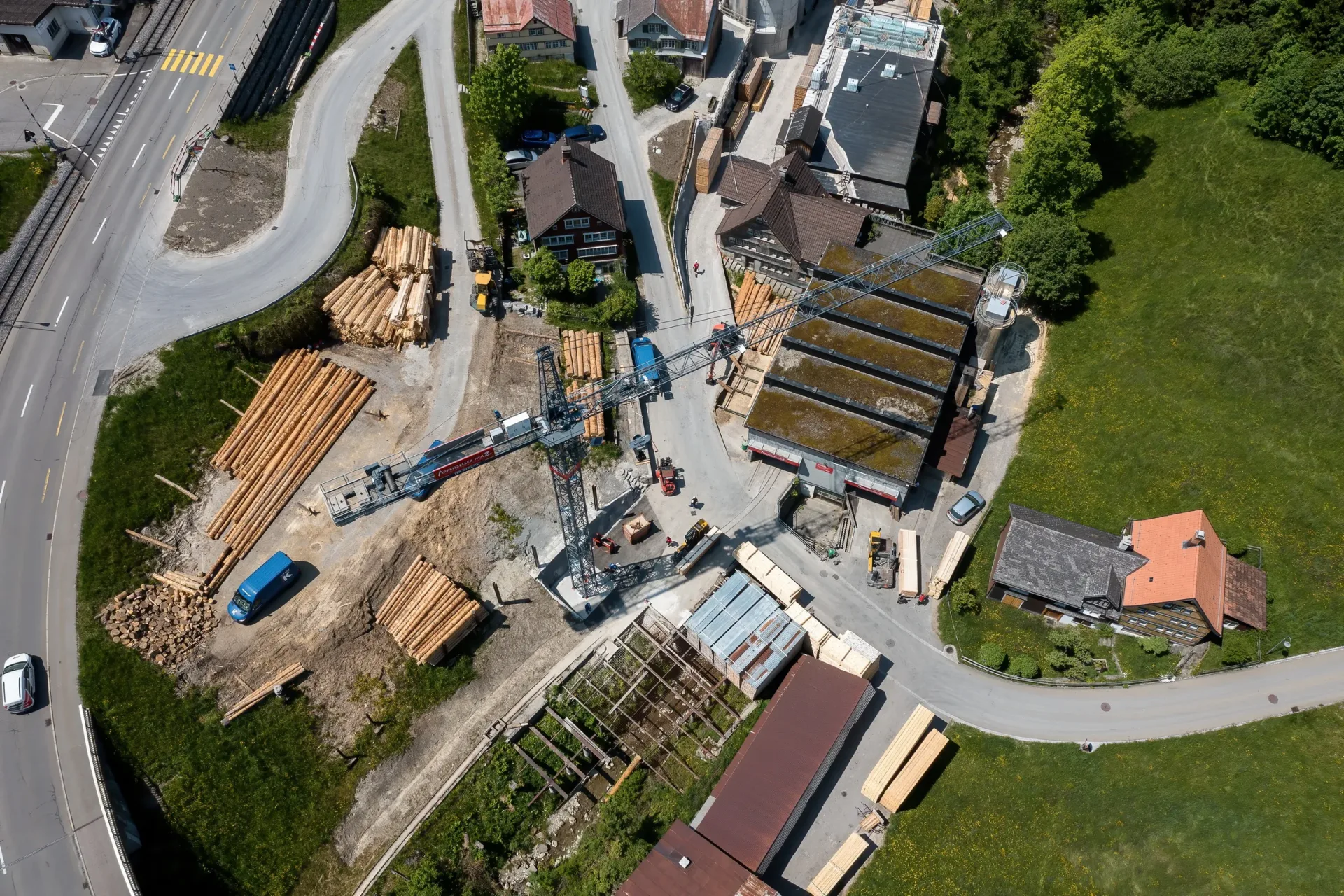 Une rue divise le site de la société Nägeli AG en deux zones de travail.